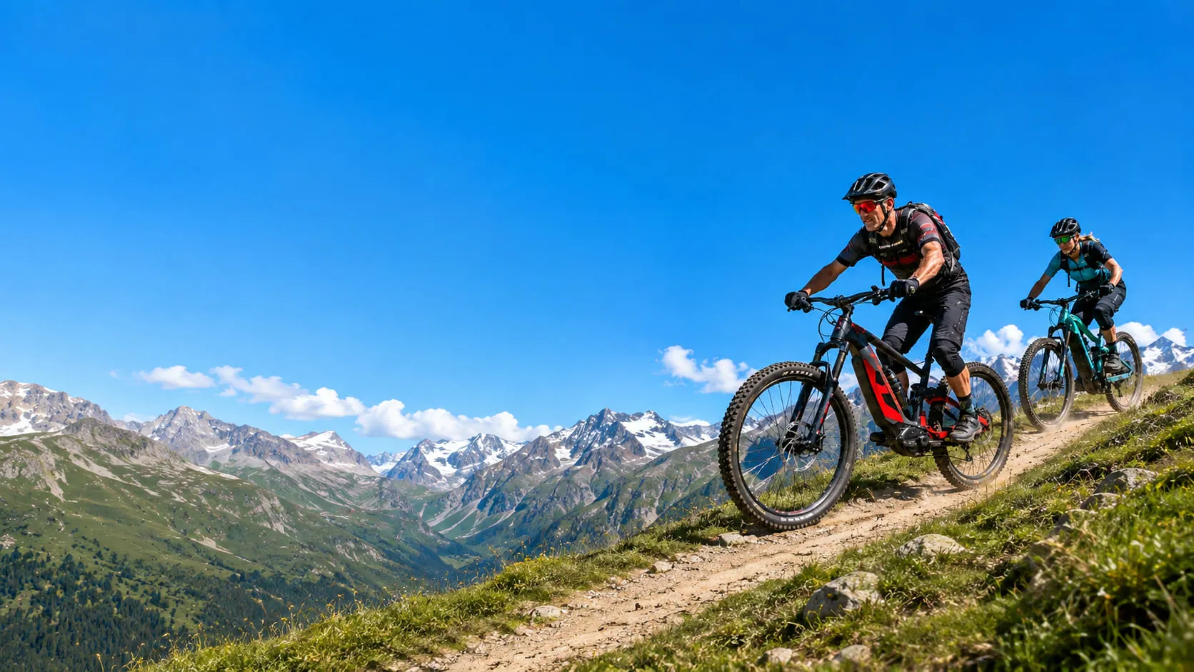 Mountain bike in montagna d'estate