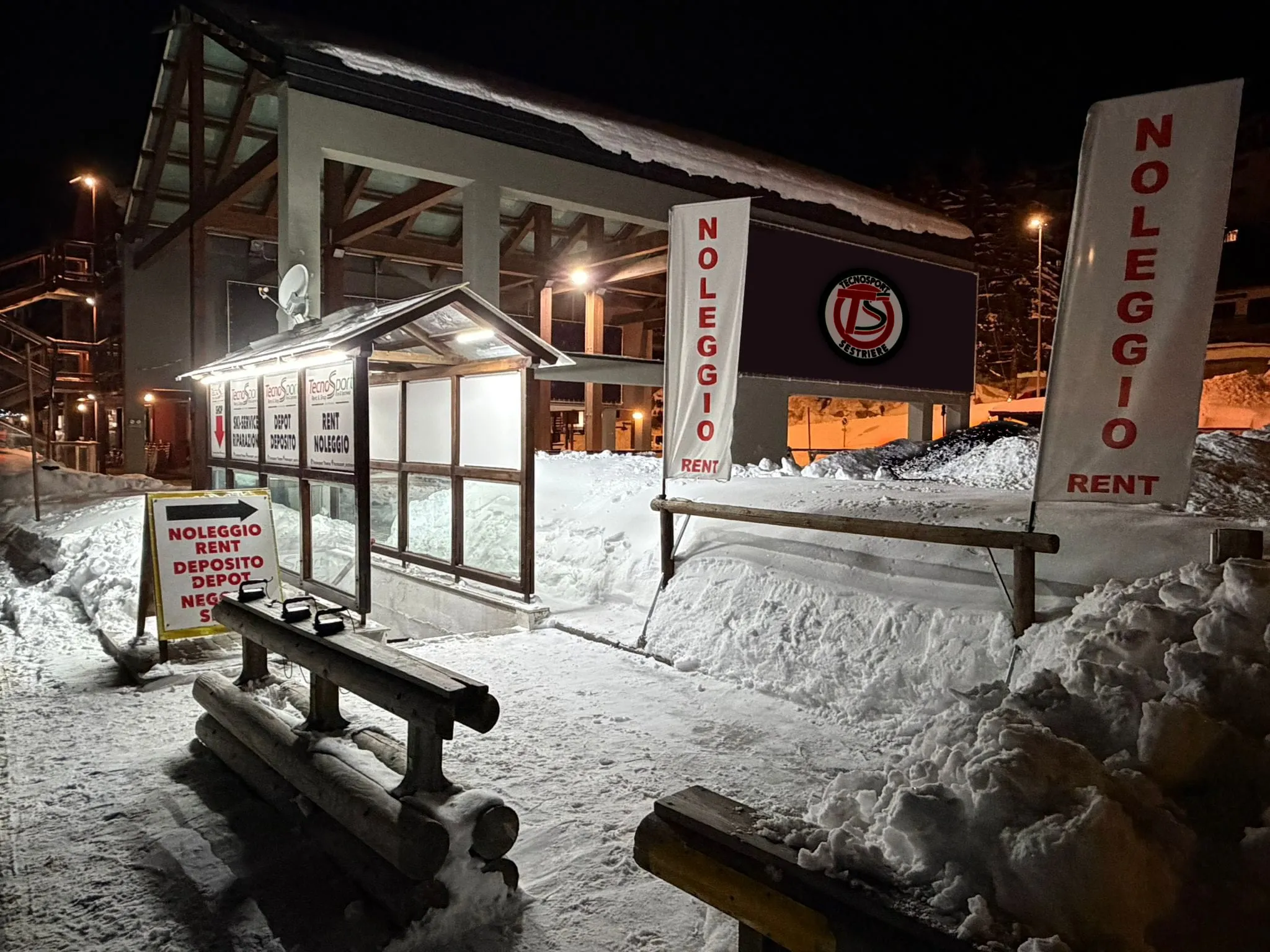 Il punto TecnoSport di Sestriere illuminato in una sera d'inverno