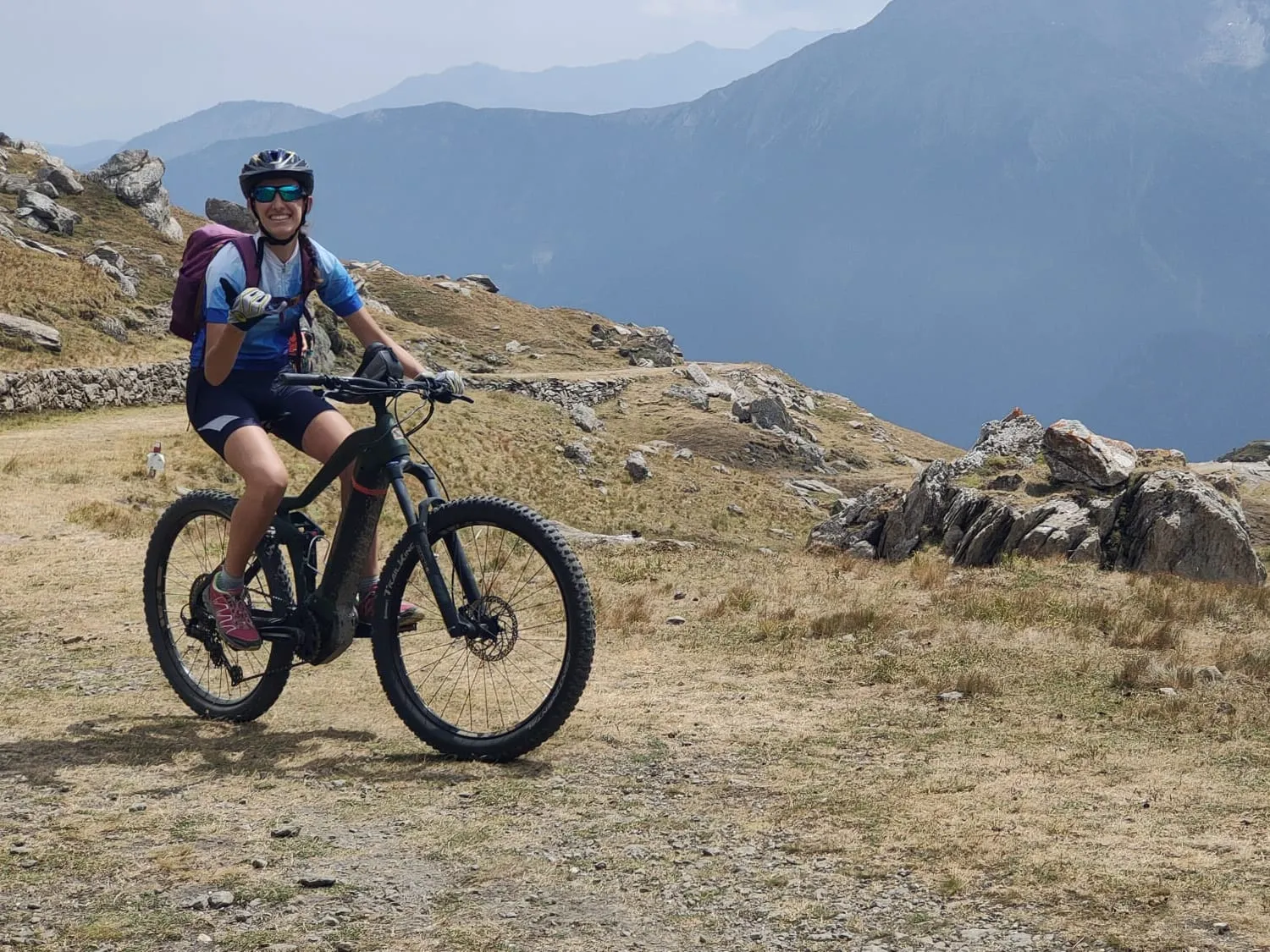 Ragazza in e-bike su una sterrata di montagna sopra Sestriere