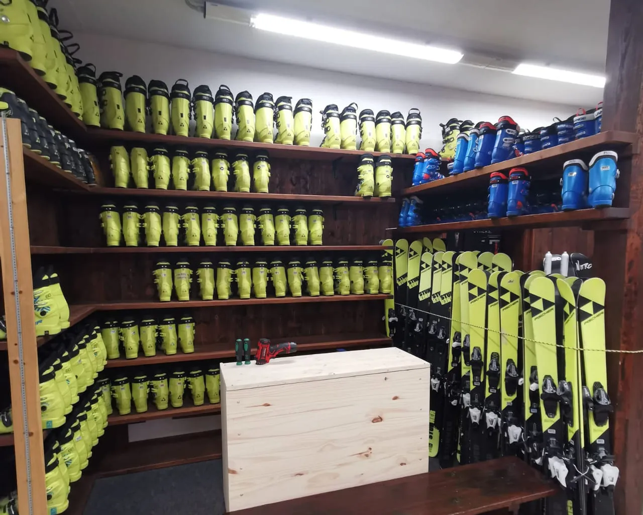 Laboratorio Ski Service con lavorazione in corso