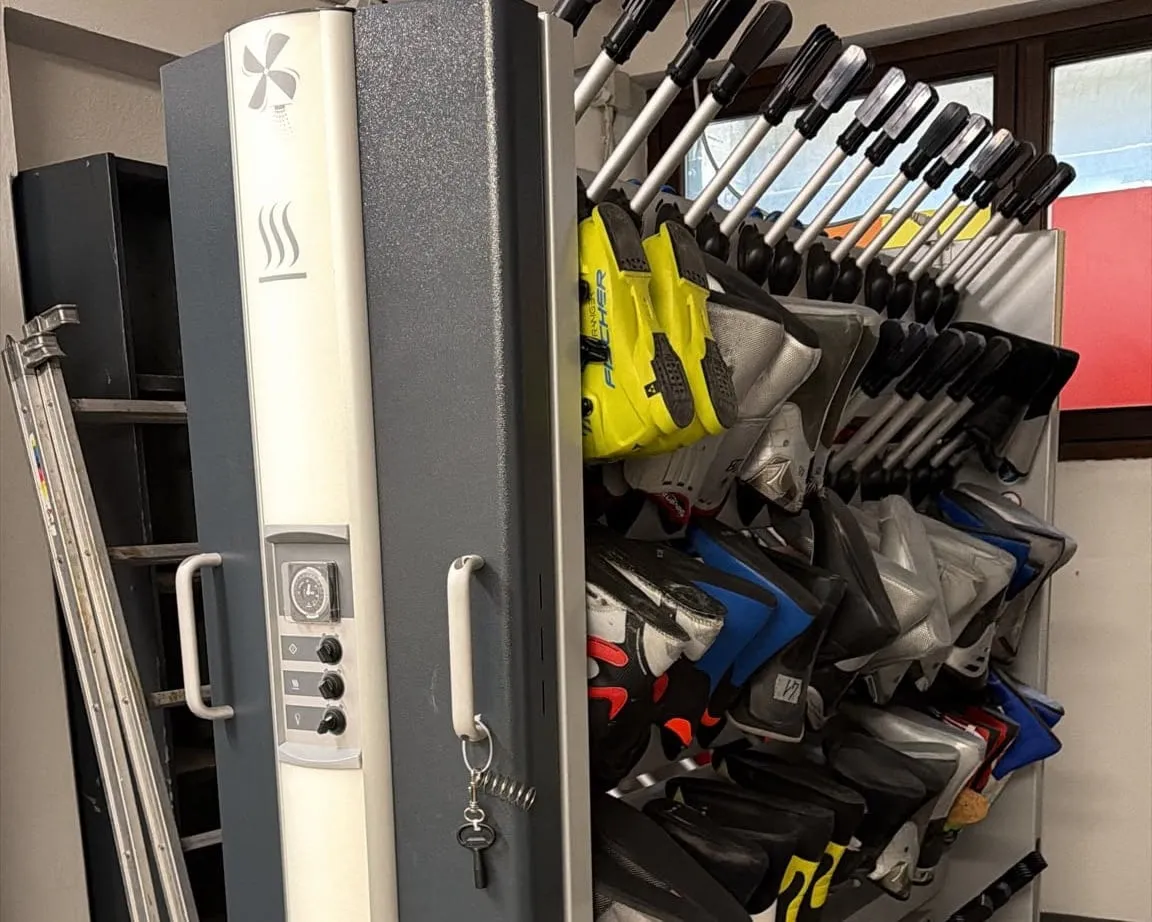 Il macchinario per l'asciugatura degli scarponi nel deposito TecnoSport