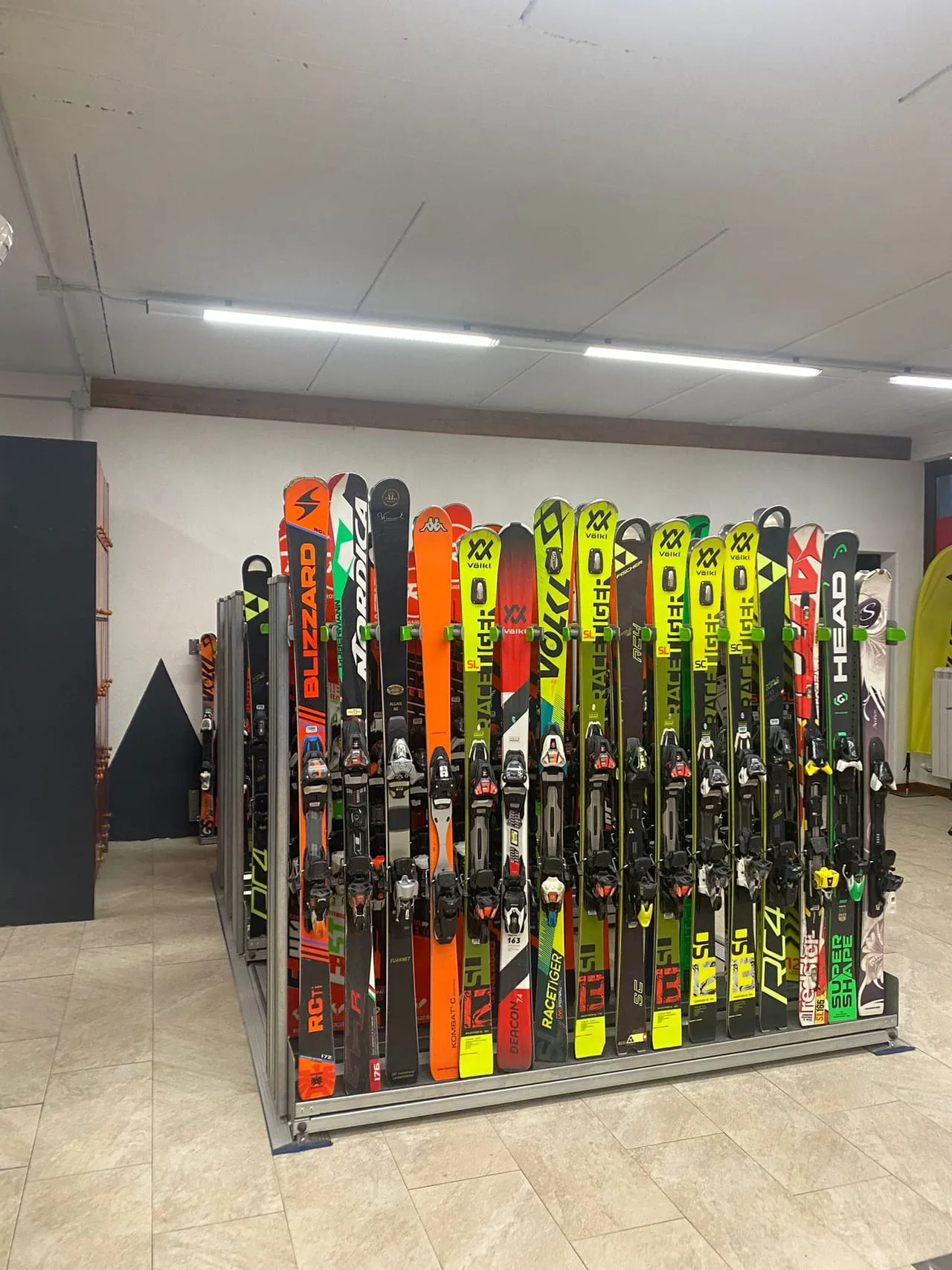 Sci e scarponi pronti al noleggio nel negozio TecnoSport - foto 11