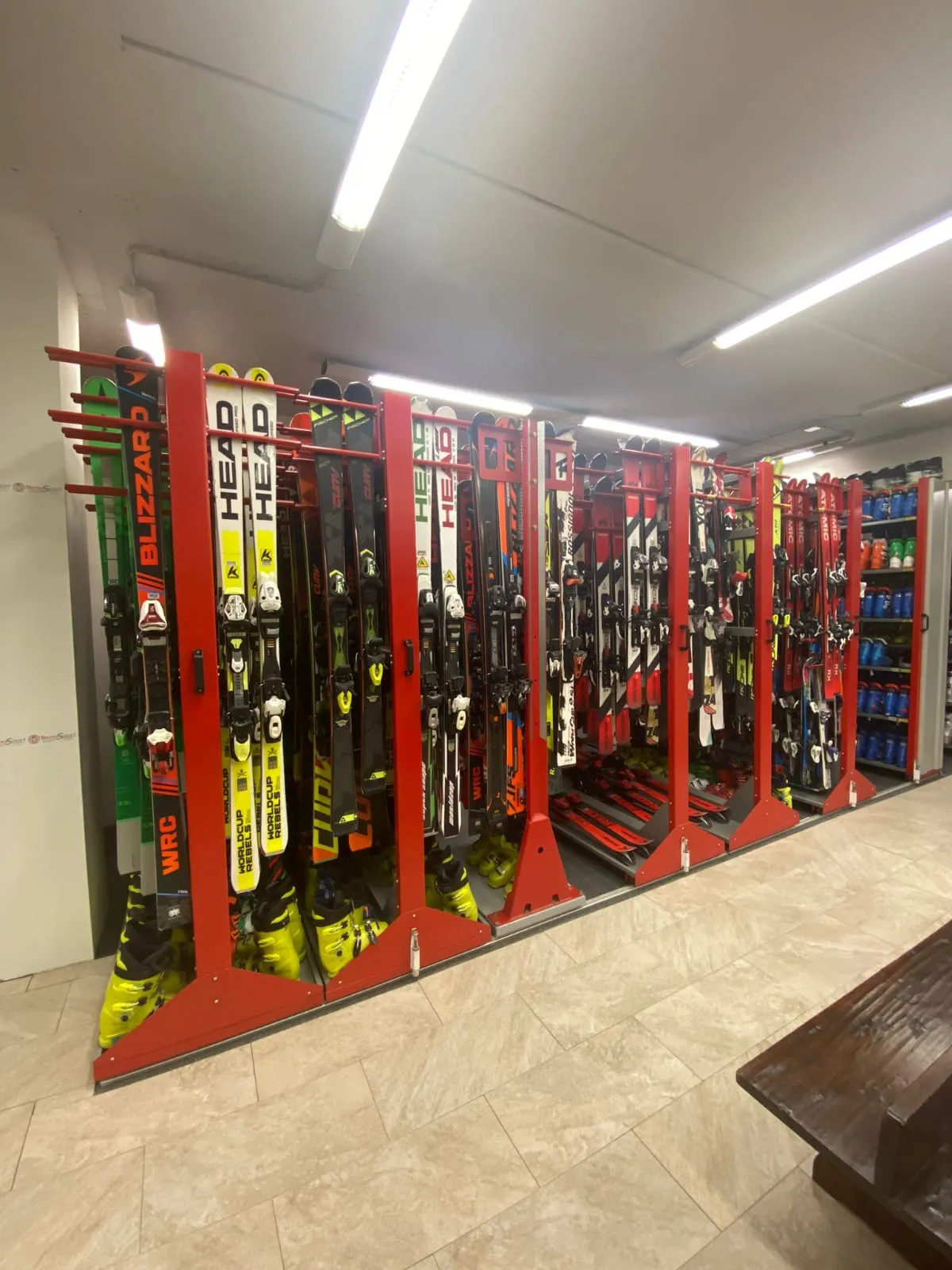 Sci e scarponi pronti al noleggio nel negozio TecnoSport - foto 14