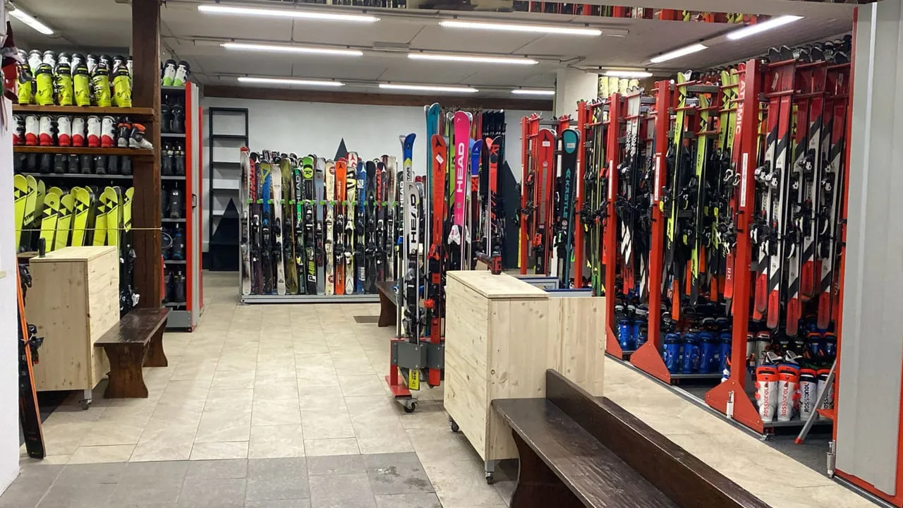 Sci e scarponi pronti al noleggio nel negozio TecnoSport - foto 17