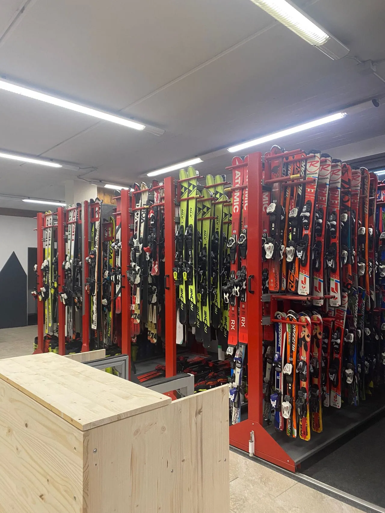 Sci e scarponi pronti al noleggio nel negozio TecnoSport - foto 4