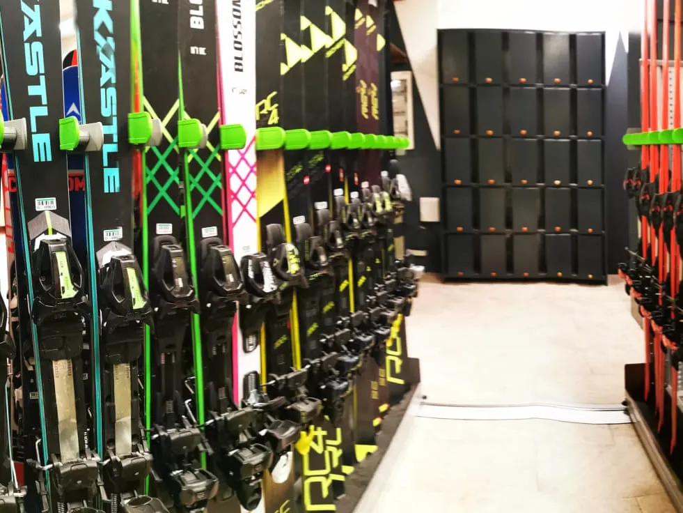 Sci e scarponi pronti al noleggio nel negozio TecnoSport - foto 7