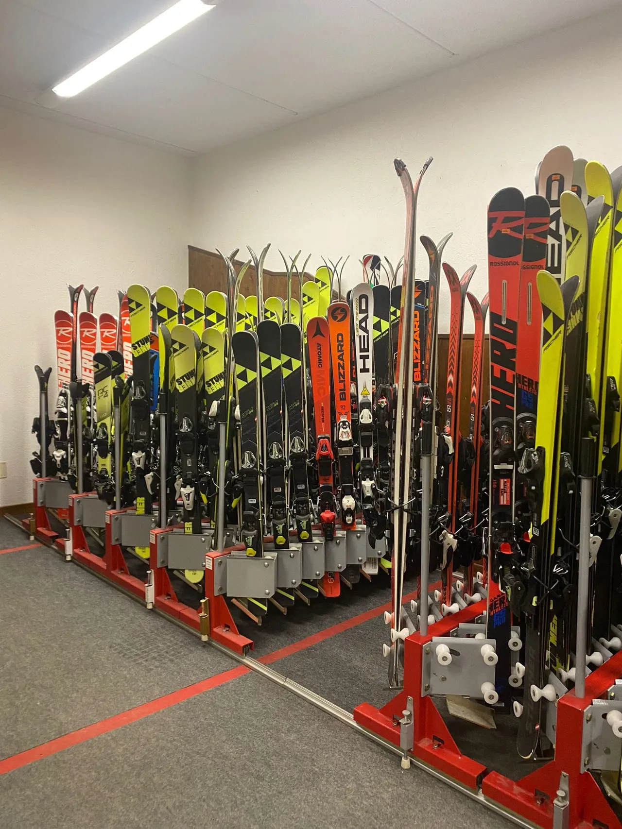 Sci e scarponi pronti al noleggio nel negozio TecnoSport - foto 9