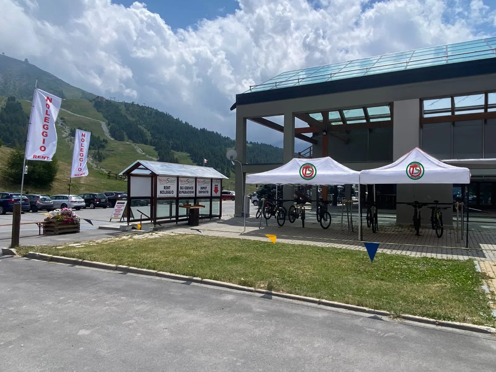Esterno del negozio TecnoSport a Sestriere d'estate